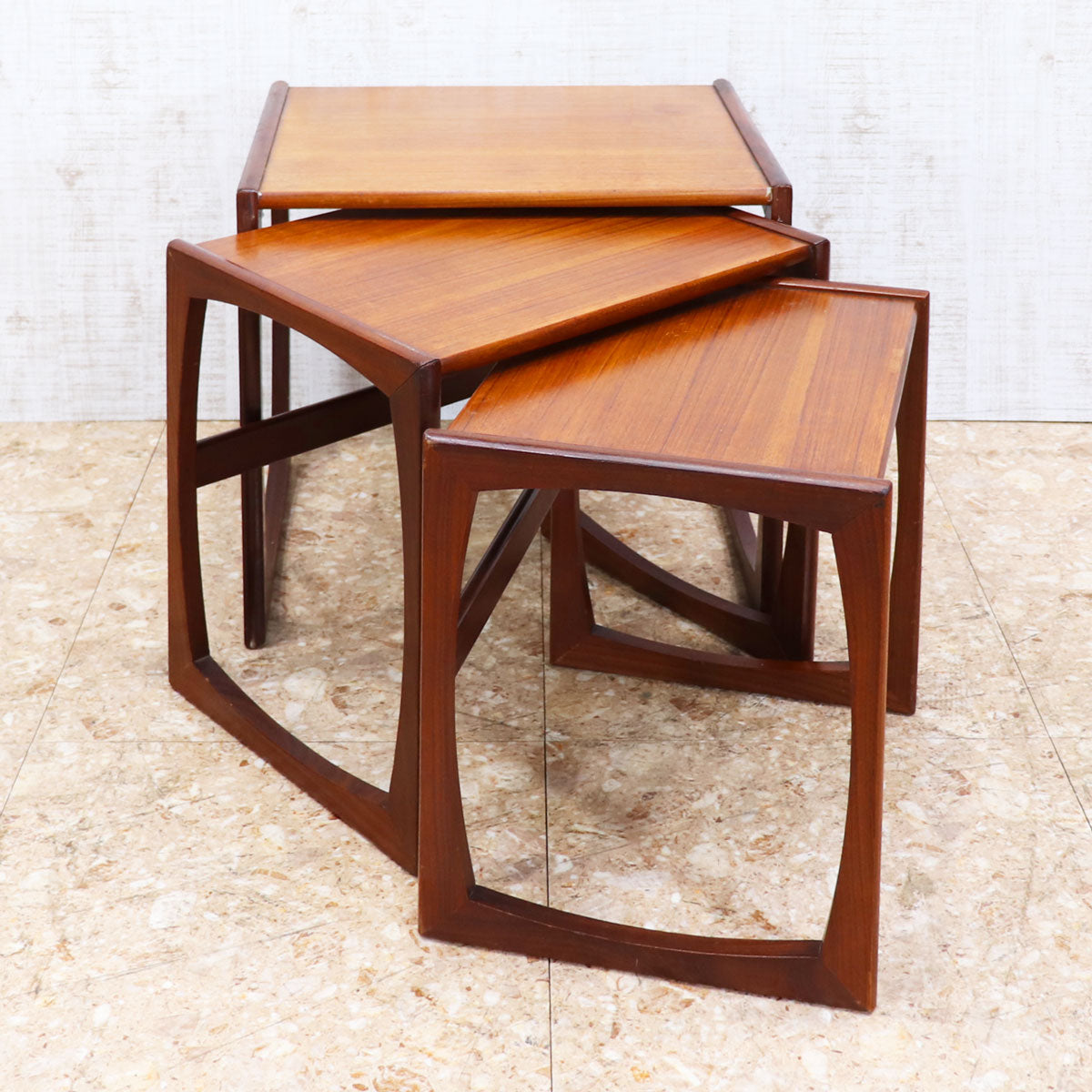 昭和デッドストック インパクトのあるヴィーナス玉のれん スキルスクリーン完成品 イギリス ヴィンテージ ネストテーブル 3台セット – studio MID