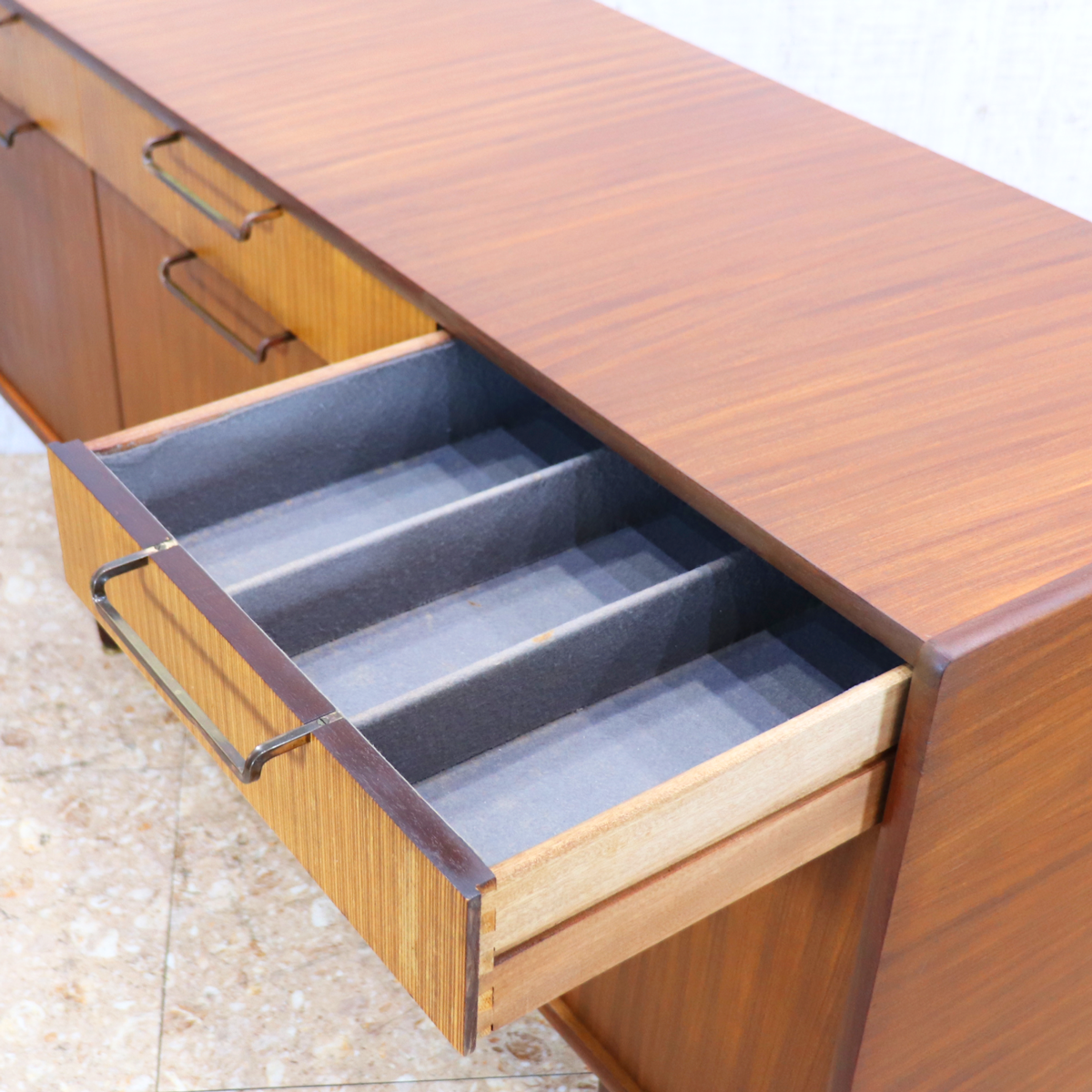 Elliotts of Newbury ヴィンテージ サイドボード