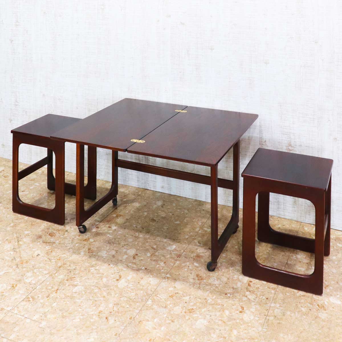 英国アンティークMcIntoshマッキントッシュ製ネストテーブル3台89-240 英国アンティークMcIntoshマッキントッシュ製ネストテーブル3台