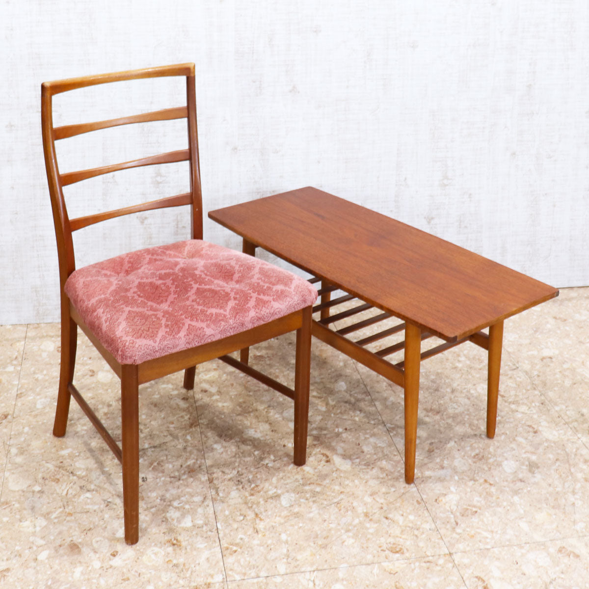 イギリス ヴィンテージ チークコーヒーテーブル ノスタルジーを感じる、レトロなタイル模様が自慢。イギリス製