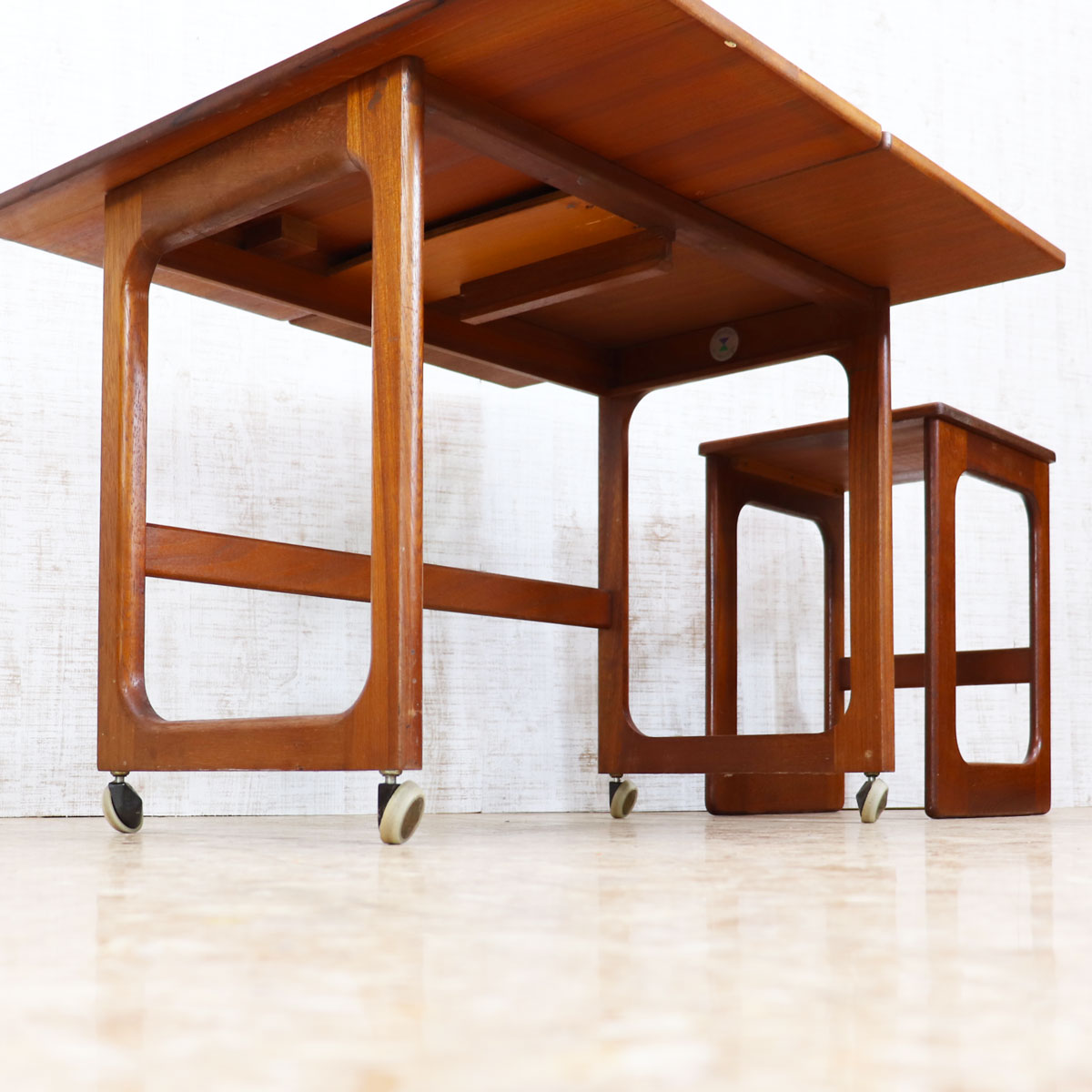 英国アンティークMcIntoshマッキントッシュ製ネストテーブル3台89-240 英国アンティークMcIntoshマッキントッシュ製ネストテーブル3台