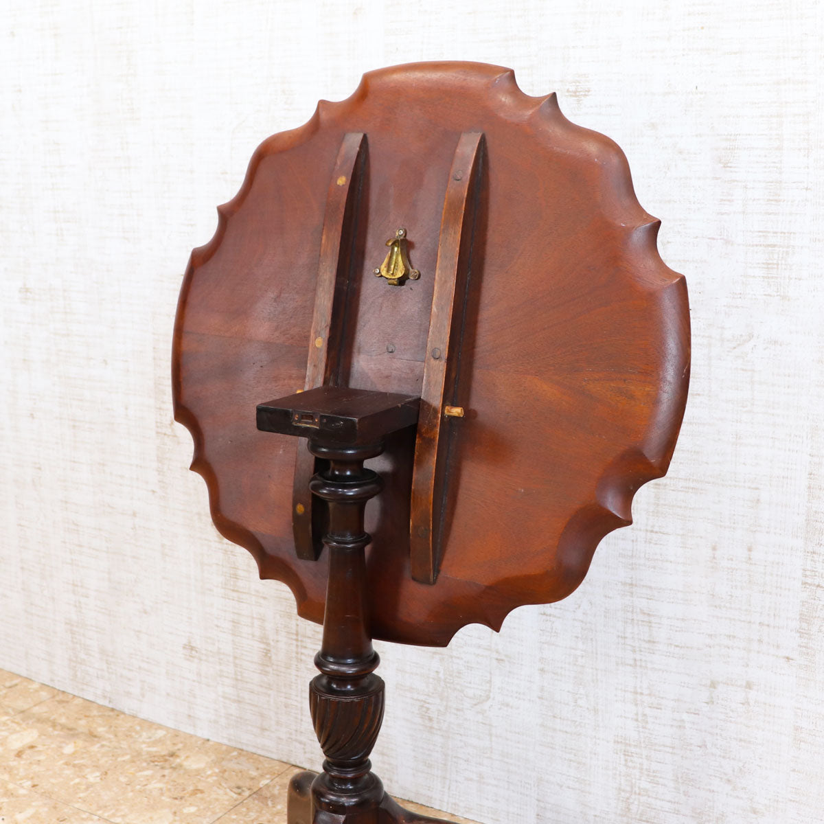 ティーテーブル　イギリスアンティーク イギリスのアンティークテーブル、ツイスト脚のキレイなオーク材