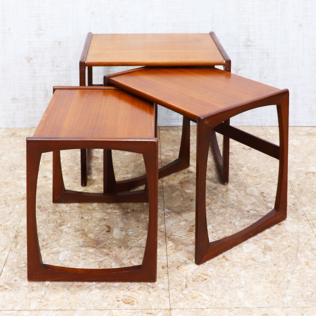 イギリス アンティーク 家具 ネストテーブル サイドテーブル 3台組 6792d イギリス アンティーク 家具 ネストテーブル サイドテーブル 3台