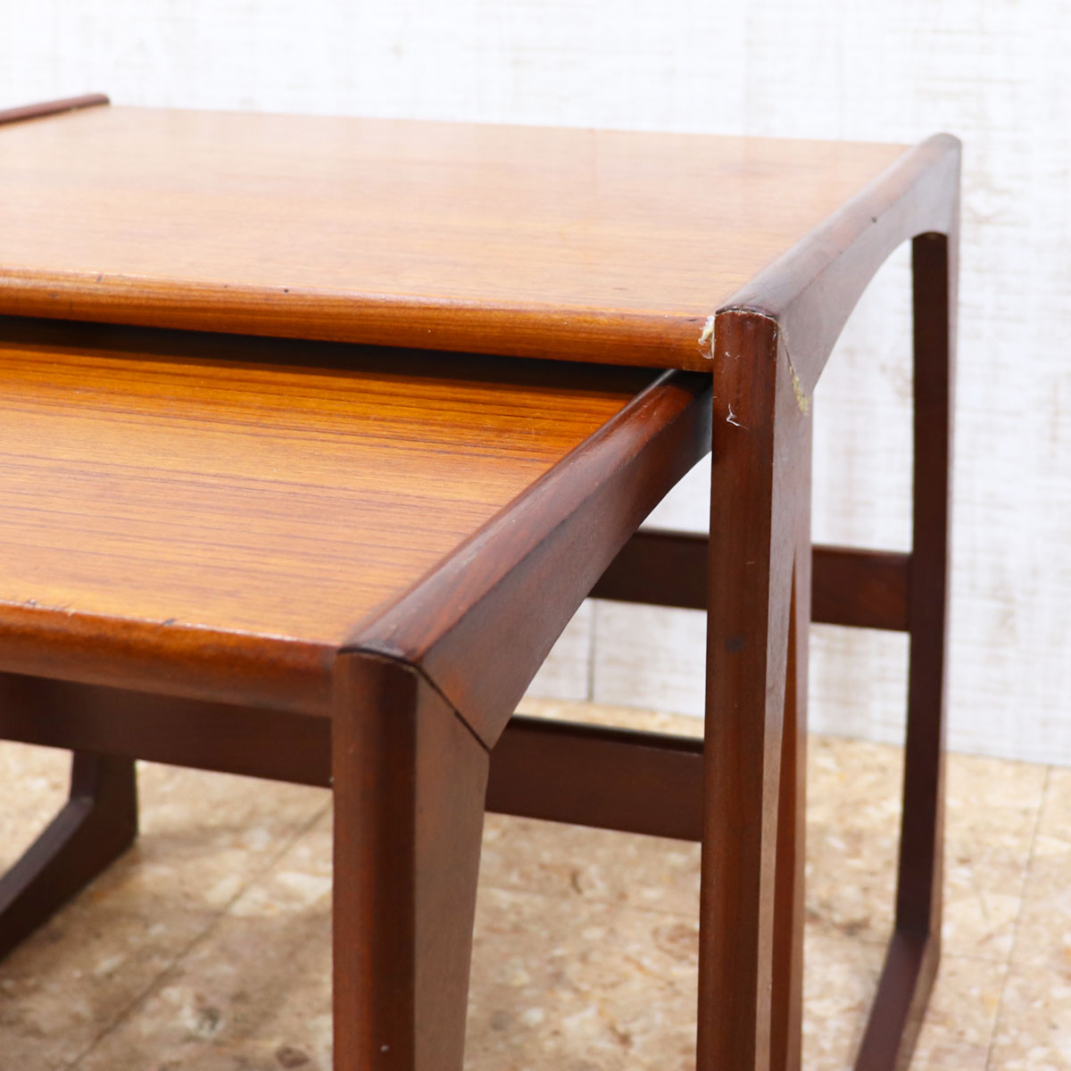 イギリス ビンテージ 家具 ネストテーブル サイドテーブル 3台組 6546c イギリス ヴィンテージ ネストテーブル 3台セット – studio MID